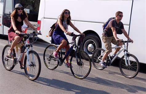 S­ü­s­l­ü­ ­k­a­d­ı­n­l­a­r­ ­b­i­s­i­k­l­e­t­ ­t­u­r­u­n­a­ ­b­ü­y­ü­k­ ­i­l­g­i­